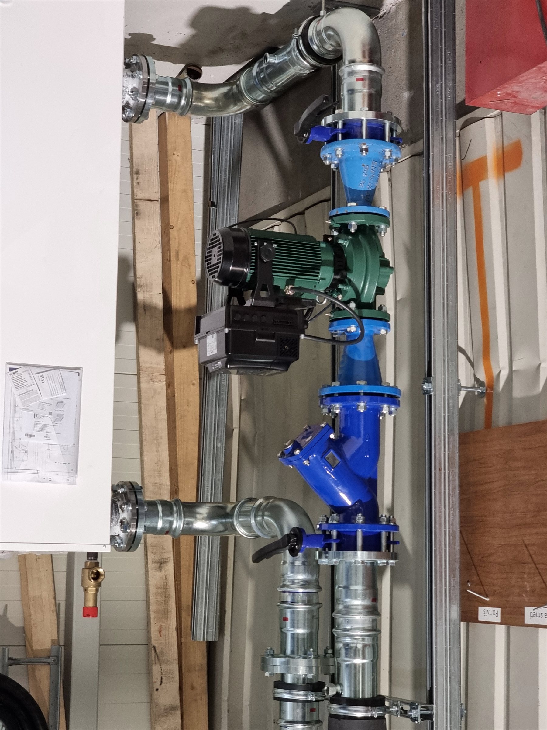 Pump och värmeväxlare i EMWAS installation för energiåtervinning