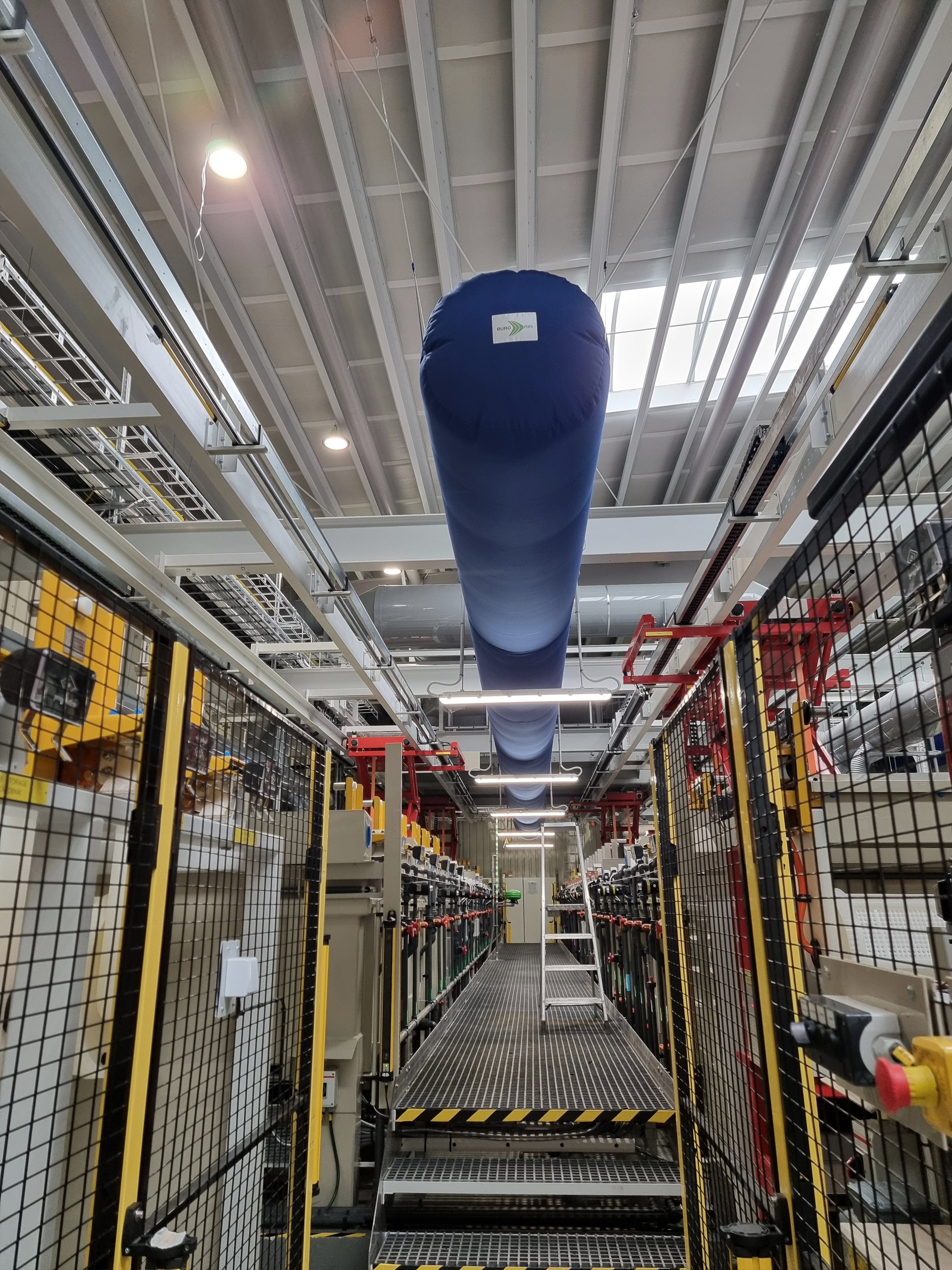 Ventilationskanal och processutrustning i en industrihall